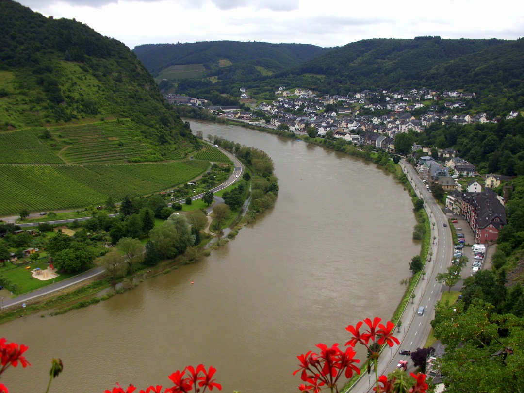 Blick auf die Stadt und die leicht berflutete Mosel (v.a. am Fu-/Fahrradweg unten links erkennbar) auf der Cochemer Reichsburg. [Ende Juni 2016]