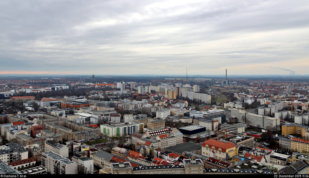 Blick auf die Stadt Leipzig in sdstlicher Richtung. Auf der linken Bildhlfte gibt sich im Hintergrund das Vlkerschlachtdenkmal leicht zu erkennen.
Aufgenommen von der Aussichtsplattform des City-Hochhauses Leipzig.
[22.12.2019 | 11:36 Uhr]