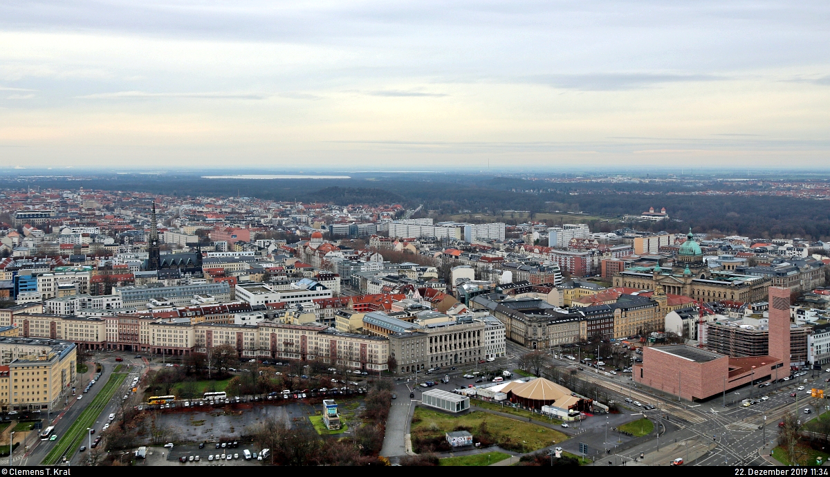 Blick auf die Stadt Leipzig in sdwestlicher Richtung. Gut erkennbar sind hier die Peterskirche (links), die Katholische Propstei St. Trinitatis sowie das Bundesverwaltungsgericht (beide rechts).
Aufgenommen von der Aussichtsplattform des City-Hochhauses Leipzig.
[22.12.2019 | 11:34 Uhr]