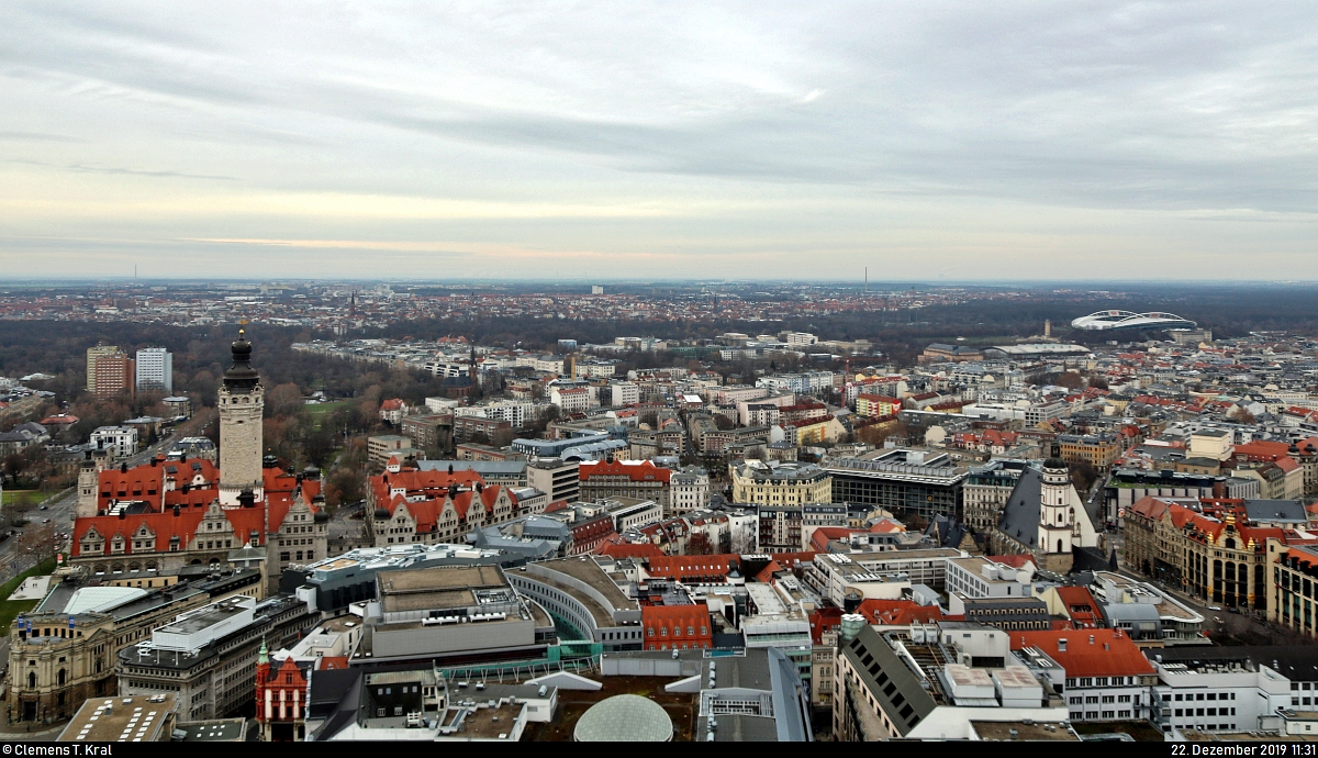 Blick auf die Stadt Leipzig in westlicher Richtung. Gut zu sehen sind u.a. der Turm des Neuen Rathauses (links) sowie der Thomaskirche (rechts).
Aufgenommen von der Aussichtsplattform des City-Hochhauses Leipzig.
[22.12.2019 | 11:31 Uhr]