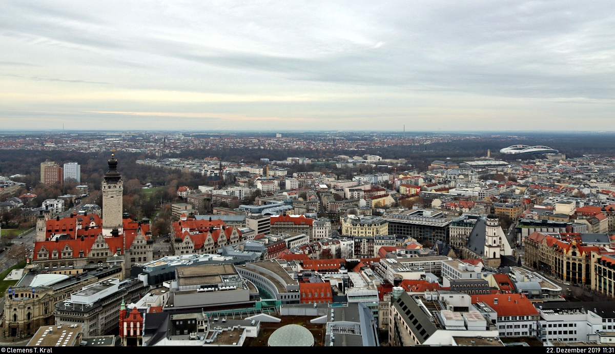 Blick auf die Stadt Leipzig in westlicher Richtung. Gut zu sehen sind u.a. der Turm des Neuen Rathauses (links) sowie der Thomaskirche (rechts).
Aufgenommen von der Aussichtsplattform des City-Hochhauses Leipzig.
[22.12.2019 | 11:31 Uhr]