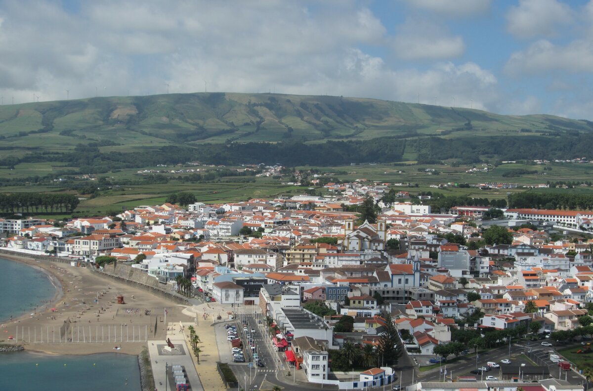 Blick auf die Stadt Praia da Vitoria auf der Azoren-Insel Terceira am 30.07.2023.