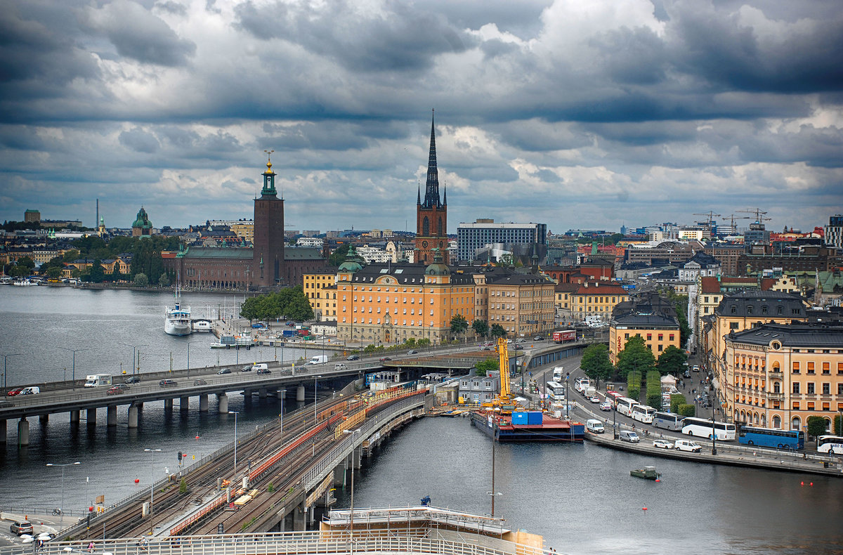 Blick auf Stockholm vom Gondolen. Es wirkt nicht bertrieben, wenn man behauptet, Stockholm sei eine der schnsten Stdte der Welt: uralte Altstadthuser, unzhlige Cafs, Eisdielen, gepflegte Parkanlagen, das Meer, viel Sonne, umgeben von tausenden Schreninseln.
Aufnahme: 25. Juli 2017.