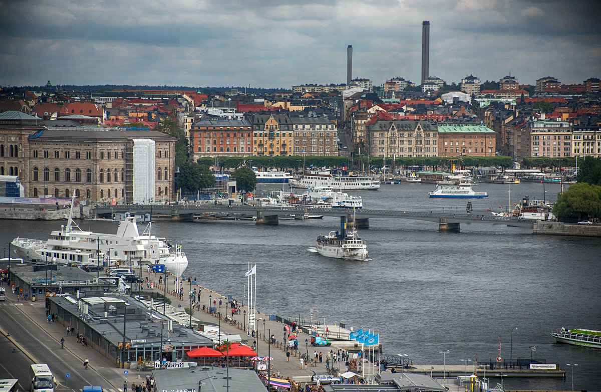 Blick auf Stockholm und den Mlaren von der Aussichtsplattform am Restaurant Gondolen. Aufnahme: 25. Juli 2017.