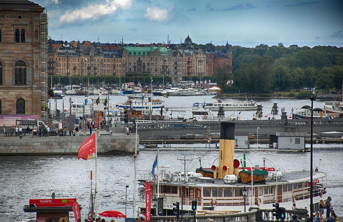 Blick auf Stockholm vom Skeppsbrokajen. Im Vordergrund sieht man die Brcke Skeppsholmsbron und im Hintergrund die Ladugrdslandsviken
Aufnahme: 25. Juli 2017.