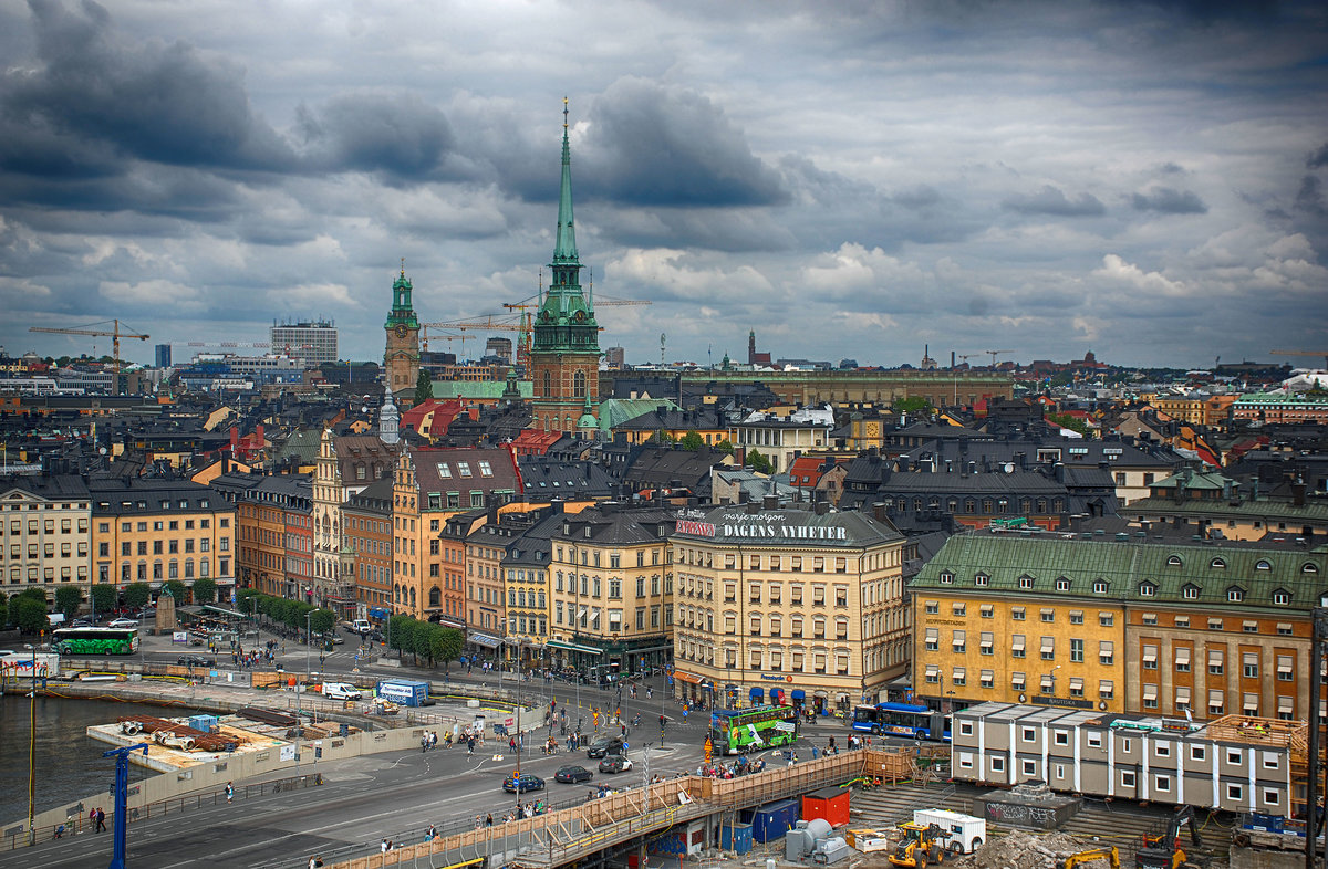 Blick auf die Stockholmer Altstadt vom Gondolen. Die Kirche im Vordergrund ist die Deutsche Kirke, die Kirche im Hintergrund die Storkyrkan.
Aufnahme: 25. Juli 2017.