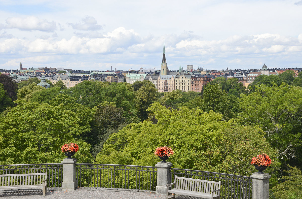 Blick auf das Stockholmer Viertel stermalm vom Freilichtmuseum Skansen.
Aufnahme: 26. Juli 2017.