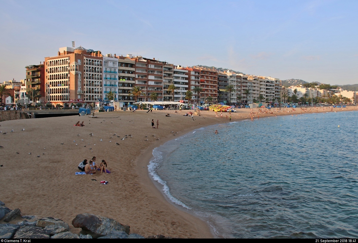 Blick auf den Strand der Stadt Lloret de Mar (E) am Mittelmeer (Costa Brava).
[21.9.2018 | 18:41 Uhr]