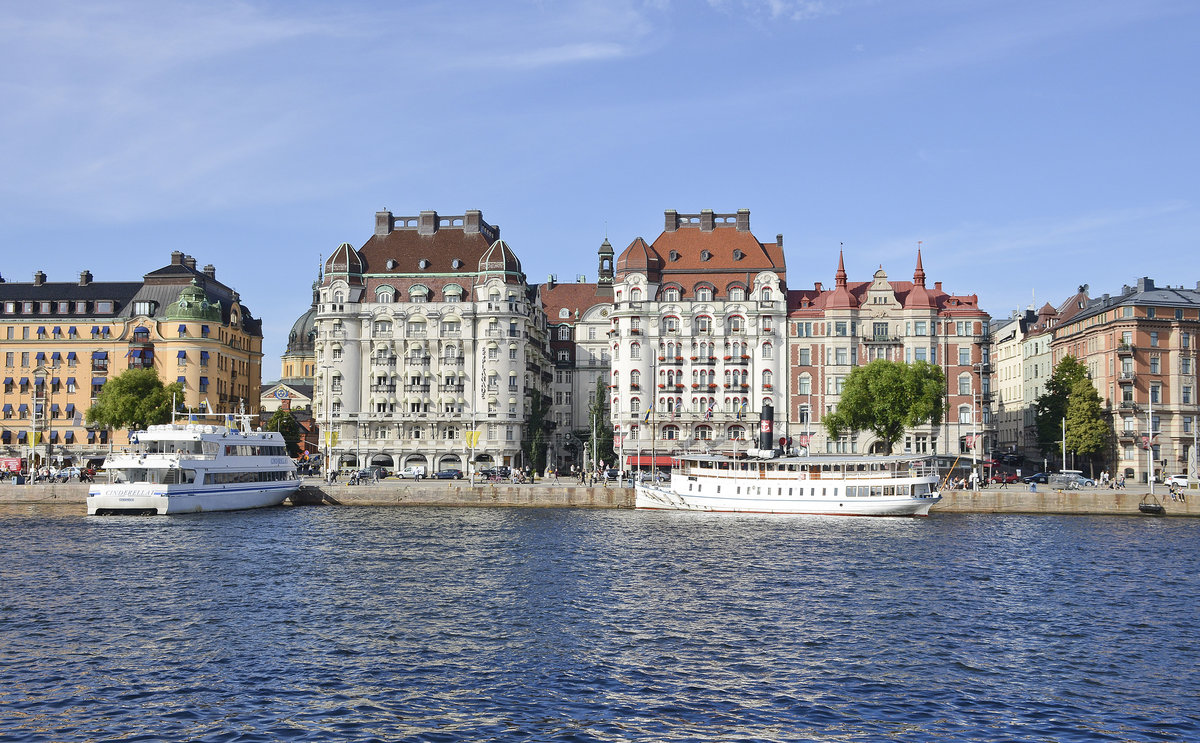 Blick auf Strandvgskajen vom Nybrokajen in Stockholm.Wasser macht etwa 30 Prozent der Stadtflche on Stockholm aus. 
Aufnahme: 26. Juli 2017.