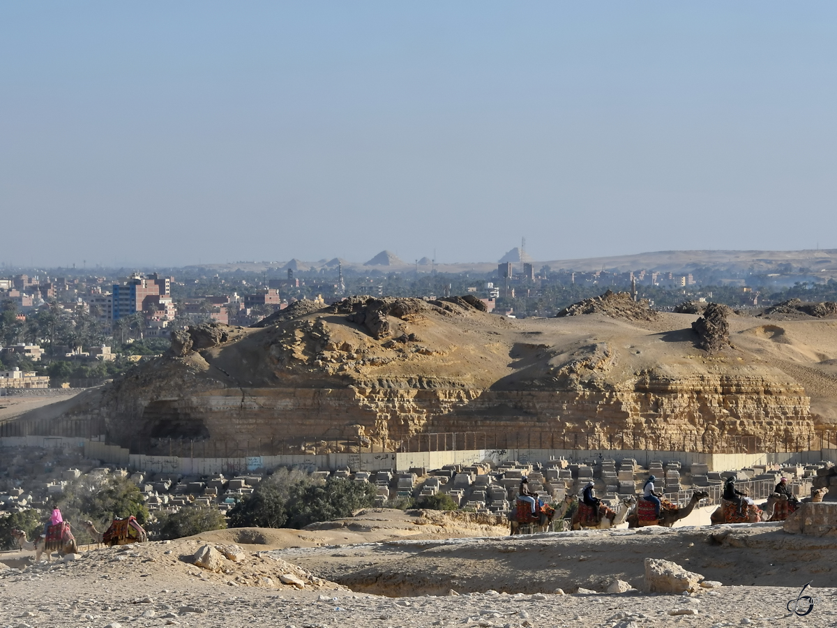 Blick auf den Südteil des Steinbruch-Friedhofes der Nekropole von Gizeh. Am Horizont sind weitere Pyramiden zu sehen. (Dezember 2018)