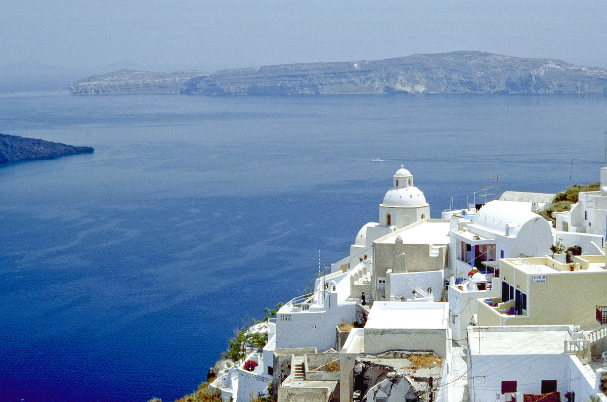 Blick auf Thira auf der Insel Santorin. Bild vom Dia. Aufnahme: Juni 1992.