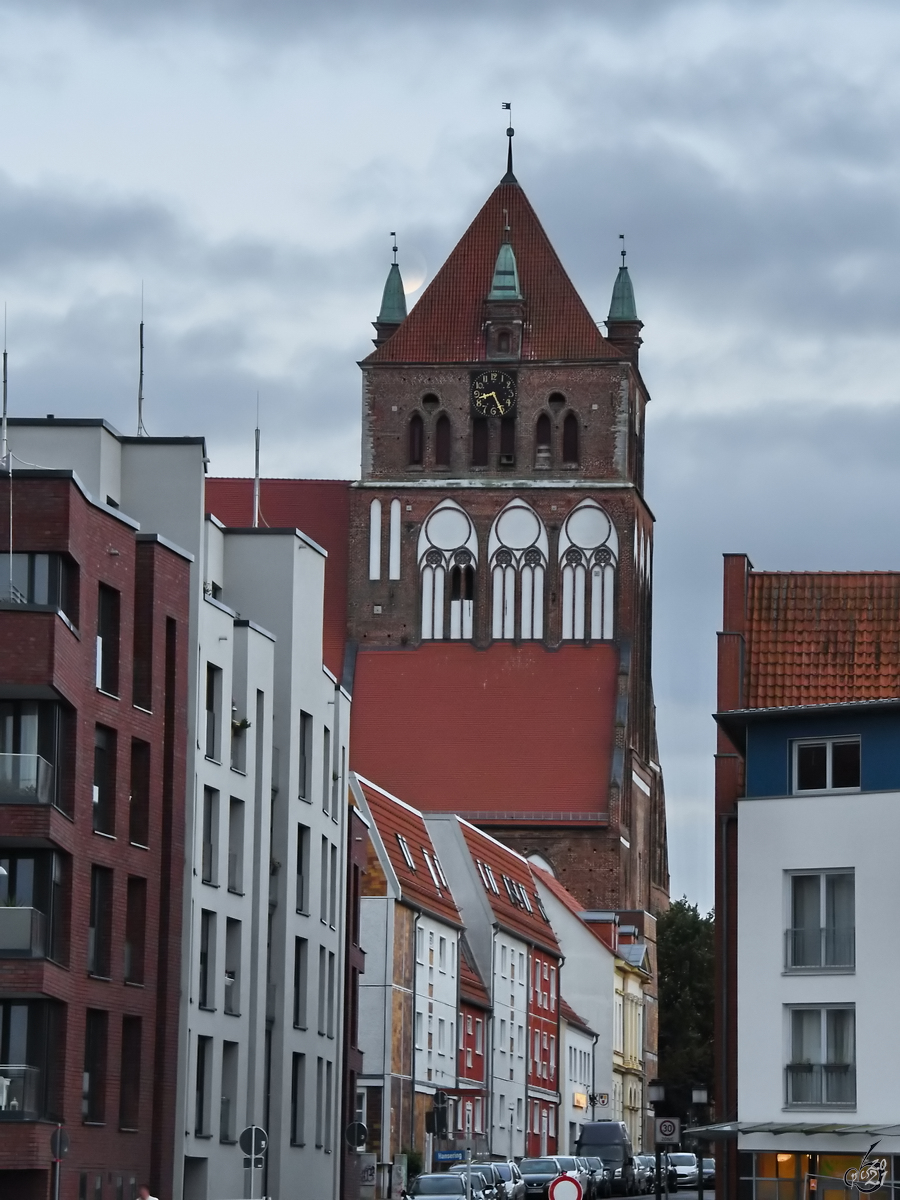 Blick auf den Turm der St. Marienkirche, die älteste der drei großen Stadtkirchen in der Hansestadt Greifswald. (August 2021)