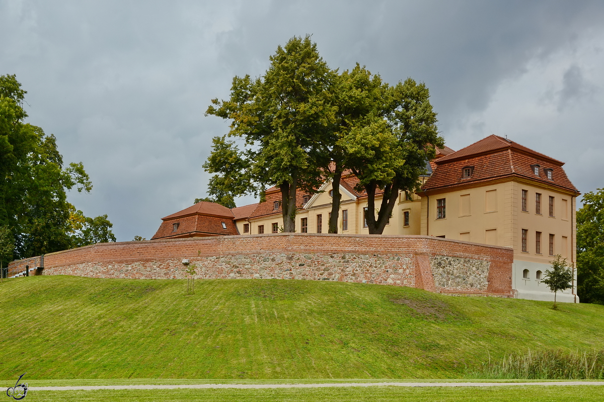 Blick auf das um 1740 erbaute Schloss in Stavenhagen. (August 2014)