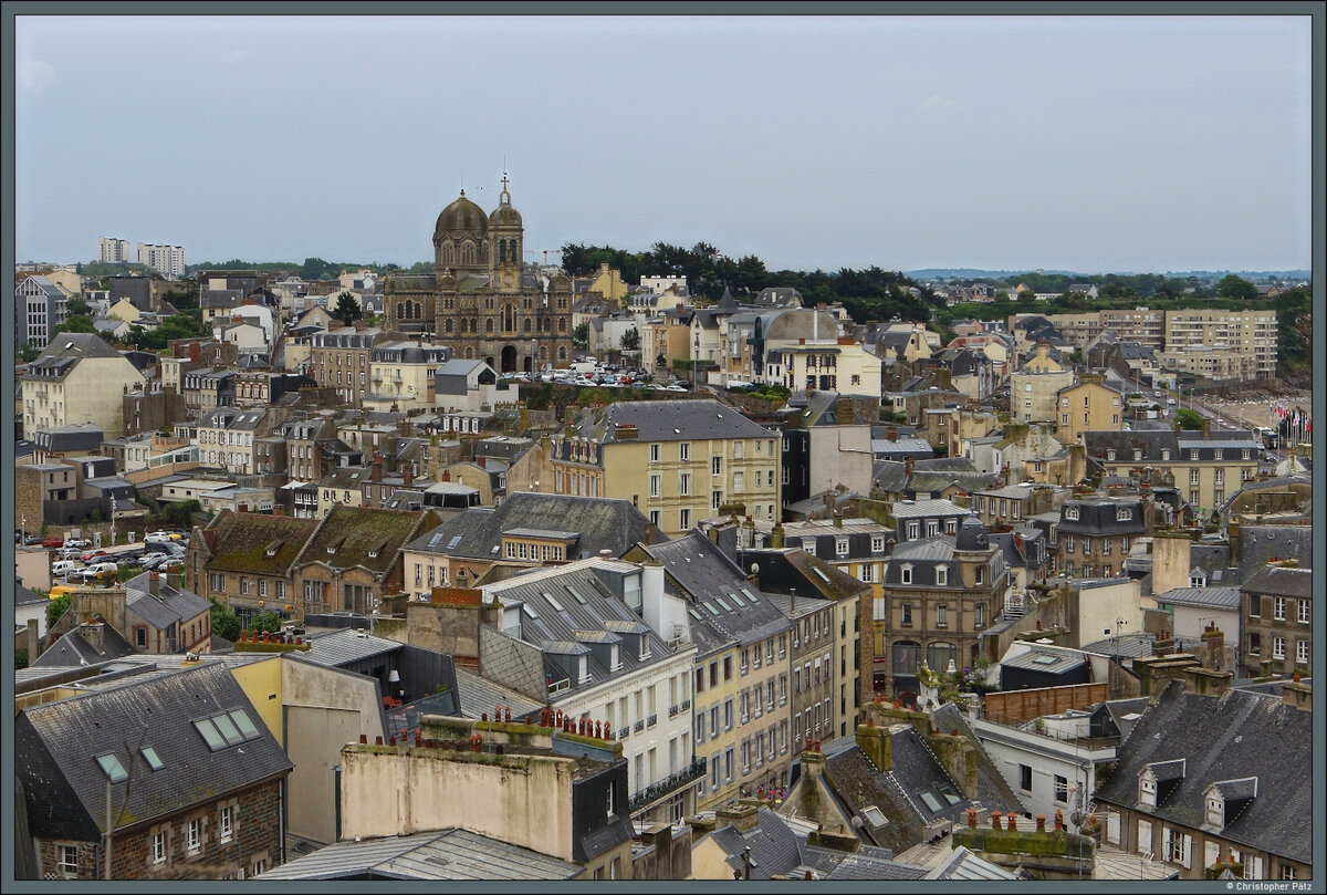 Blick auf die Unterstadt von Granville mit der 1894 fertiggestellten Kirche Saint-Paul de Granville im Zentrum. (05.05.2026)
