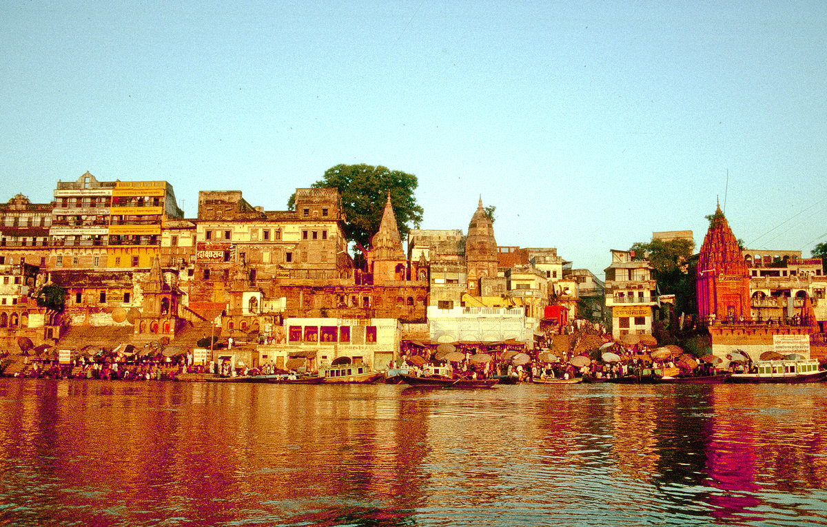 Blick auf Varanasi (Benaras) vom Ganges. Bild vom Dia. Aufnahme: Am Sonnenaufgang Oktober 1988.