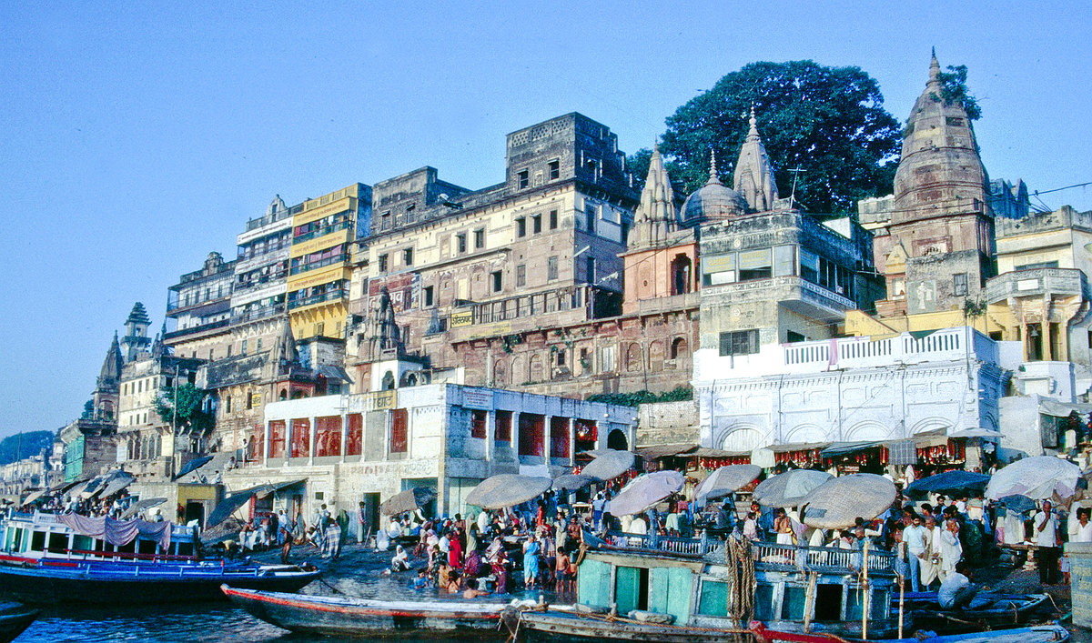 Blick auf Varanasi (Benaras) vom Ganges. Bild vom Dia. Aufnahme: Am Sonnenaufgang Oktober 1988.