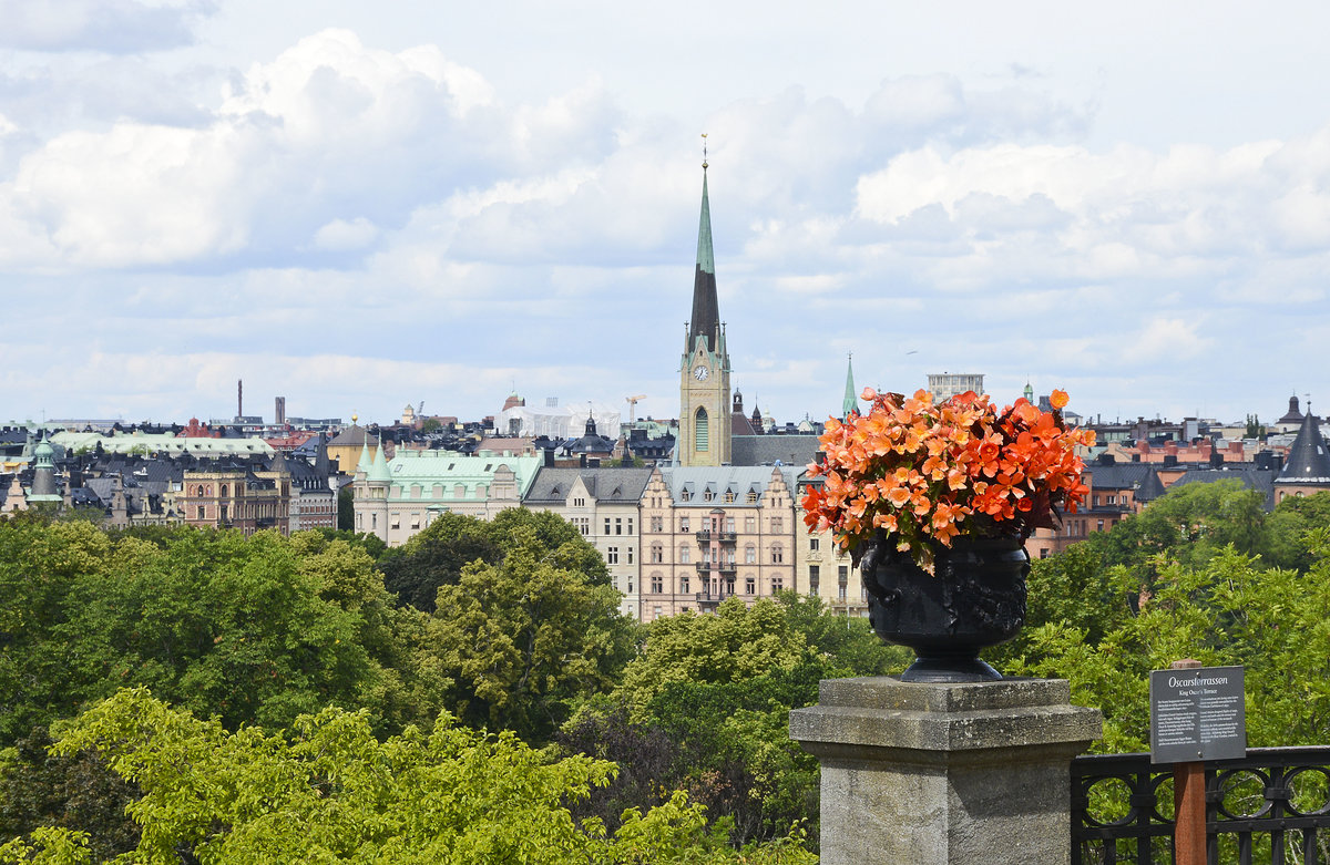 Blick auf das Viertel stermalm und die Englische Kirche (Engelsaa kyrkan) vom Stockholmer Freilichtmuseum Skansen. Aufnahme: 26. Juli 2017.