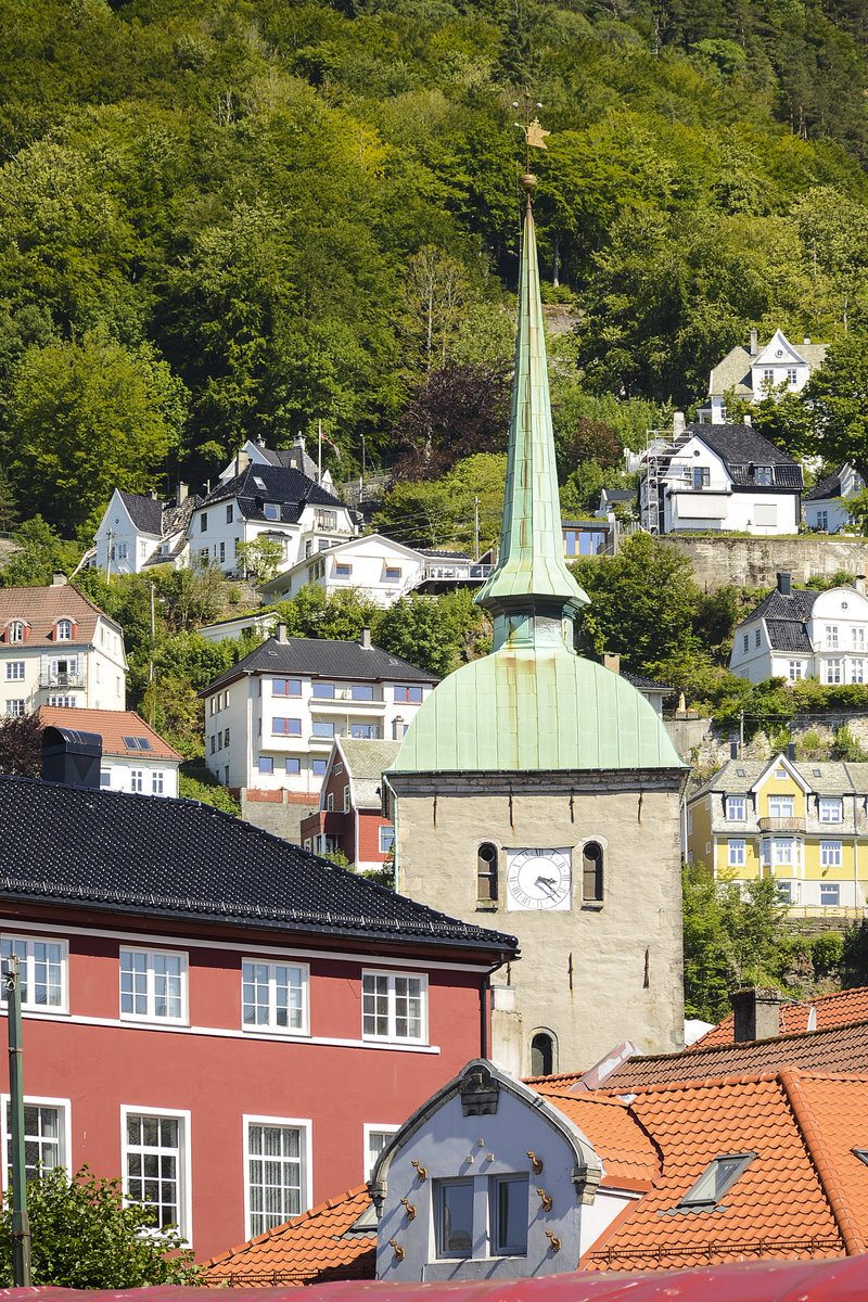 Blick auf das Viertel vor Skanseparken in der norwegischen Hansestadt Bergen. Im Vordergrund ist die Korskirken zu sehen. Aufnahme: 11. Juli 2018.