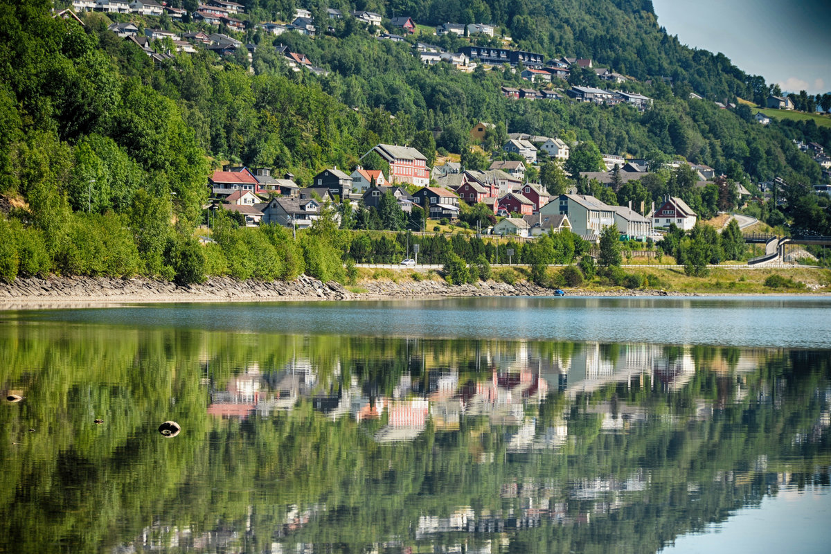 Blick auf Vossavangen (Norwegen) von Europastrae 16 westlich der Stadt. Im Vordergrund ist Vangsvatnet zu sehen. Aufnahme: 12. Juli 2018.