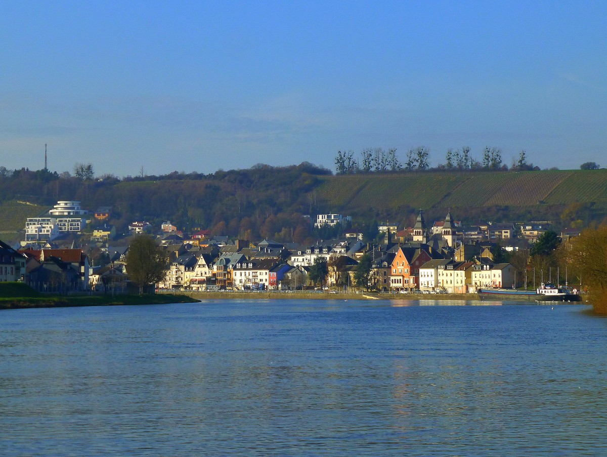 Blick auf Wasserbillig (Luxemburg). Fotografiert von der Fhre  Sankta Maria  aus, auf dem Weg ber die Mosel von Wasserbillig am linken Moselufer (Luxemburg) nach Oberbillig am rechten Moselufer (Rheinland-Pfalz) . 28.11.2014