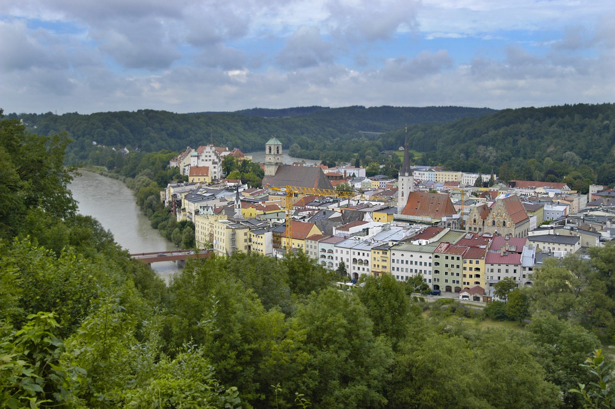Blick auf Wasserburg am Inn von der Aussicht an der Salzburger Strae. Aufnahme: Juli 2008.