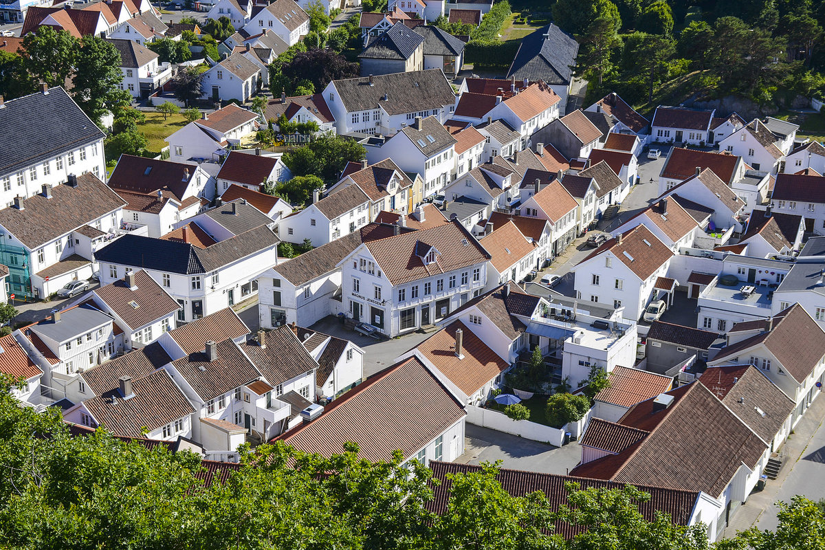 Blick auf die weisen Huser in der norwegischen Kleinstadt Mandal. Aufnahme: 1. August 2018.