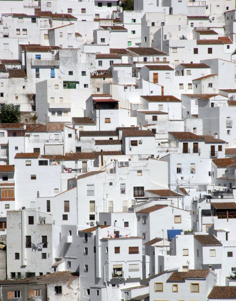 Blick auf das weisse Dorf Casares in Andalusien. Aufnahme: Juli 2014.
