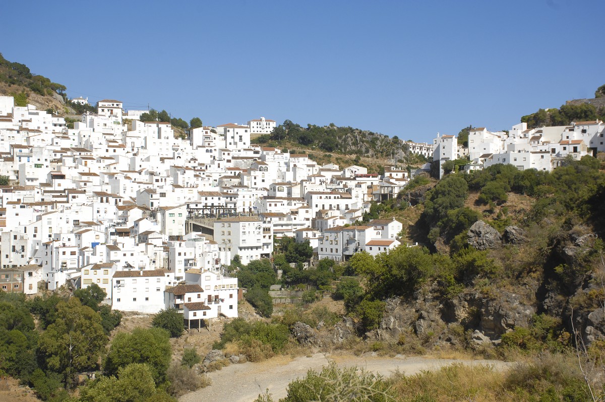 Blick auf das weisse Dorf Casares in Andalusien. Aufnahme: Juli 2014.