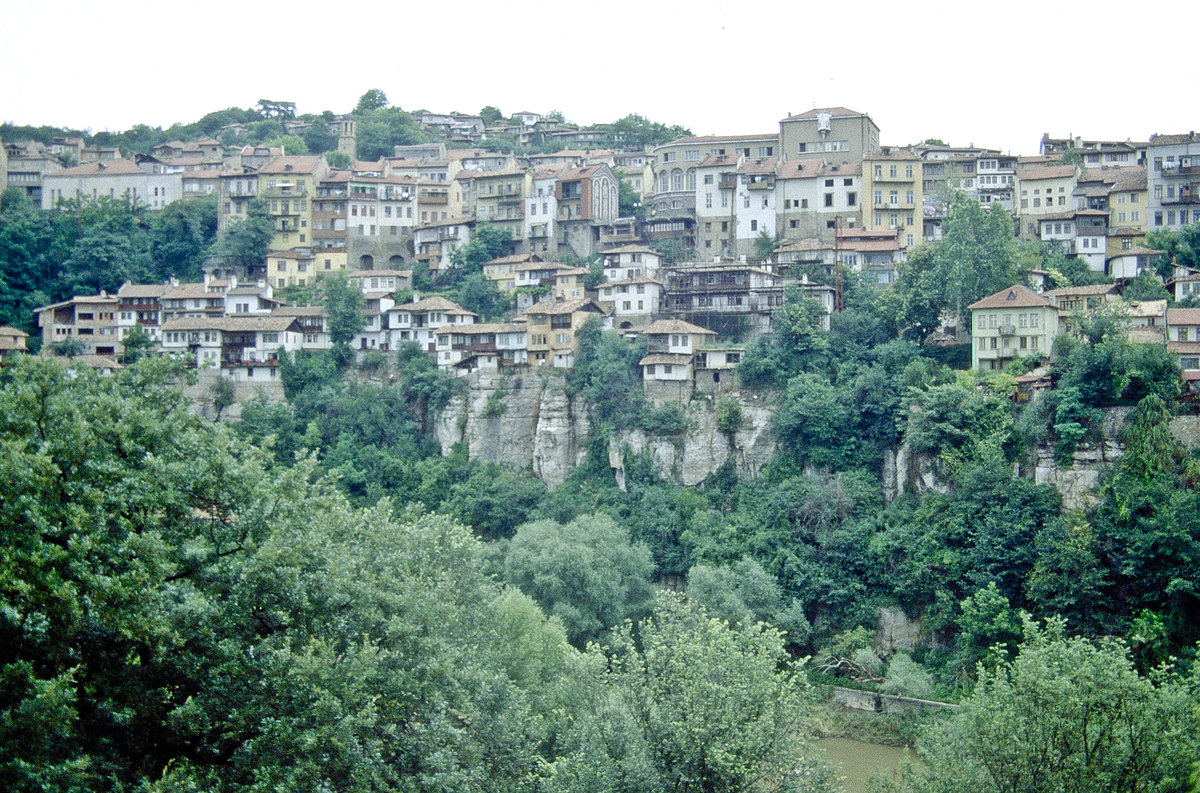 Blick auf Welliko Tarnowo im nrdlichen Teil des Balkangebirges in Bulgarien. Bild vom Dia. Aufnahme: Juni 1992.