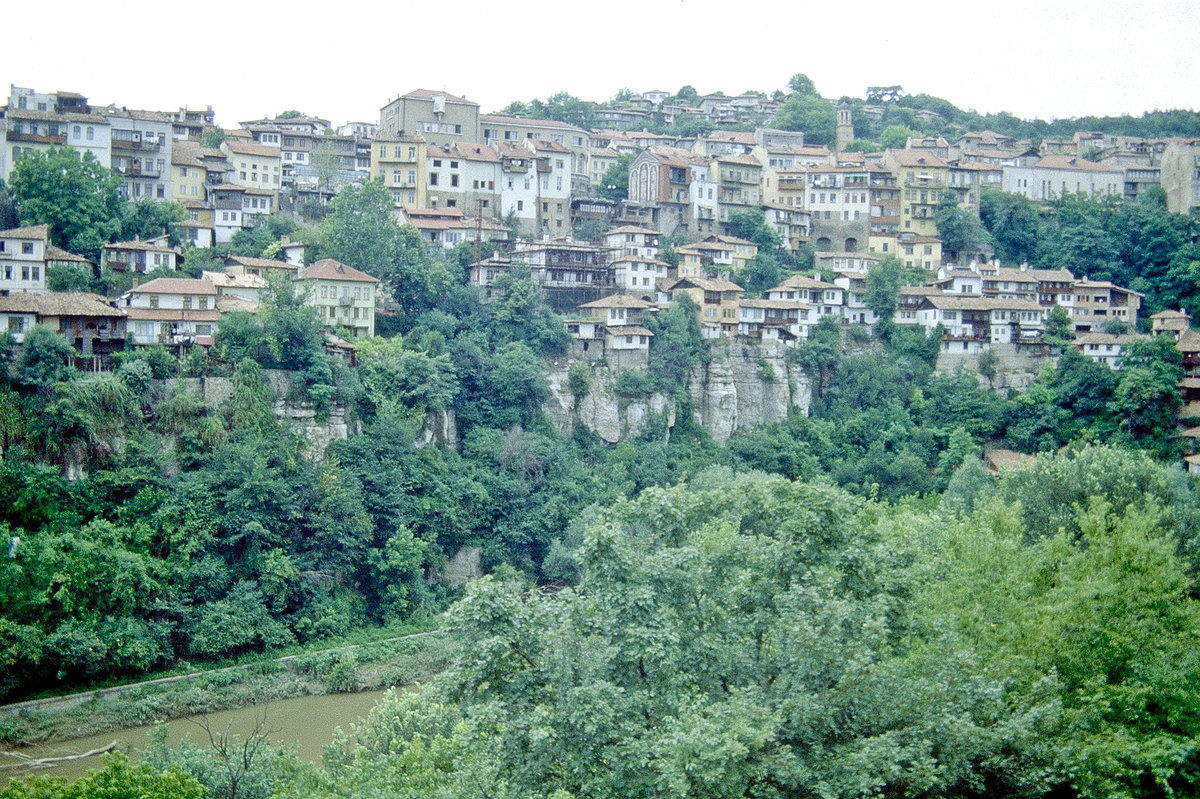 Blick auf Welliko Tarnowo im nrdlichen Teil des Balkangebirges in Bulgarien. Bild vom Dia. Aufnahme: Juni 1992.