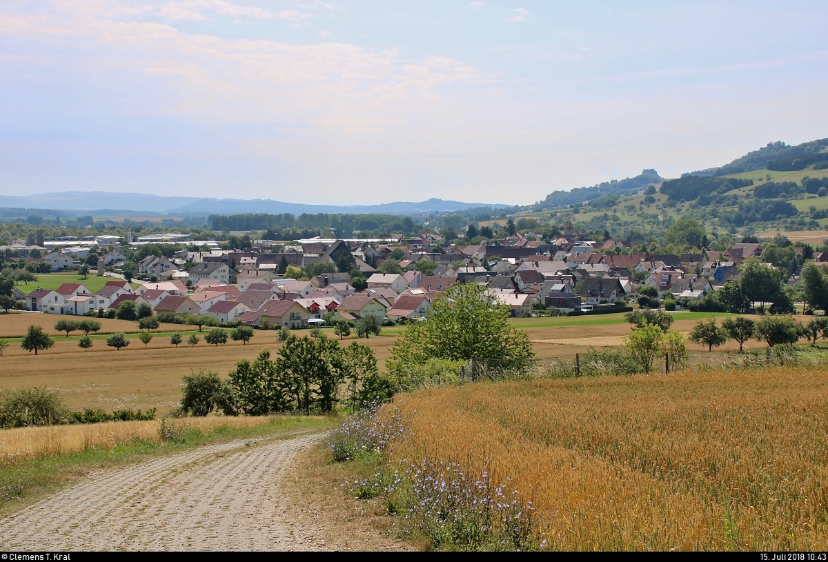 Blick auf Welschingen, ein Stadtteil von Engen, whrend einer Wanderung auf den Hohenhewen (844 m . NN) im Hegau.
[15.7.2018 | 10:43 Uhr]