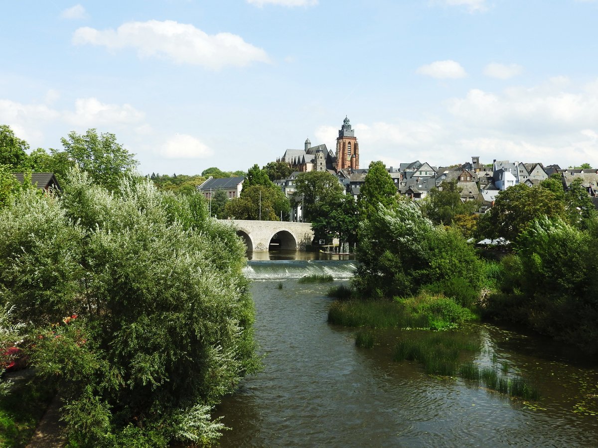 BLICK AUF WETZLAR MIT LAHN/LAHNWEHR/LAHNBRCKE UND DOM
Immer einen Abstecher wert...von der Straenbrcke ber die LAHN bietet sich dieser traumhafte
Blick ber den Fluss,das Lahnwehr mit der historischen Brcke auf den Domberg mit seinem
romanisch-gotischen,aber unvollendet gebliebenen Dom...am 8.8.2018