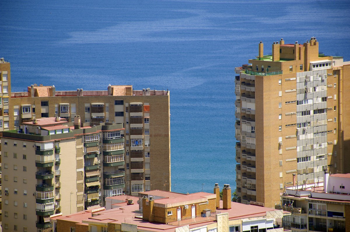 Blick auf Wohnhuser in Mlaga von Gibralfaro aus gesehen. Aufnahme: Juli 2014.