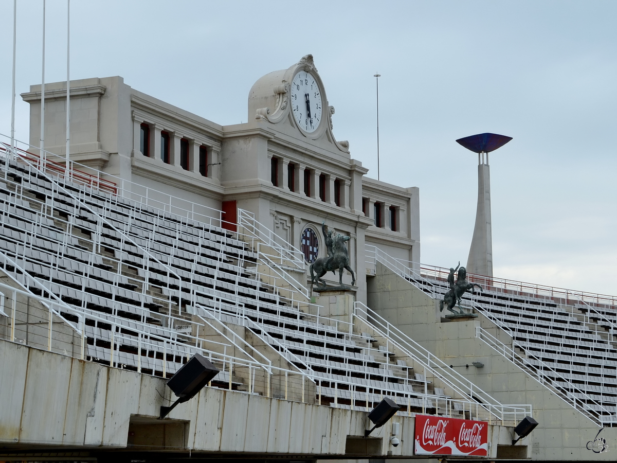 Blick auf den zentralen Uhrenturm an der Eingangsfassade des Olympiastadions in Barcelona. (Februar 2013)