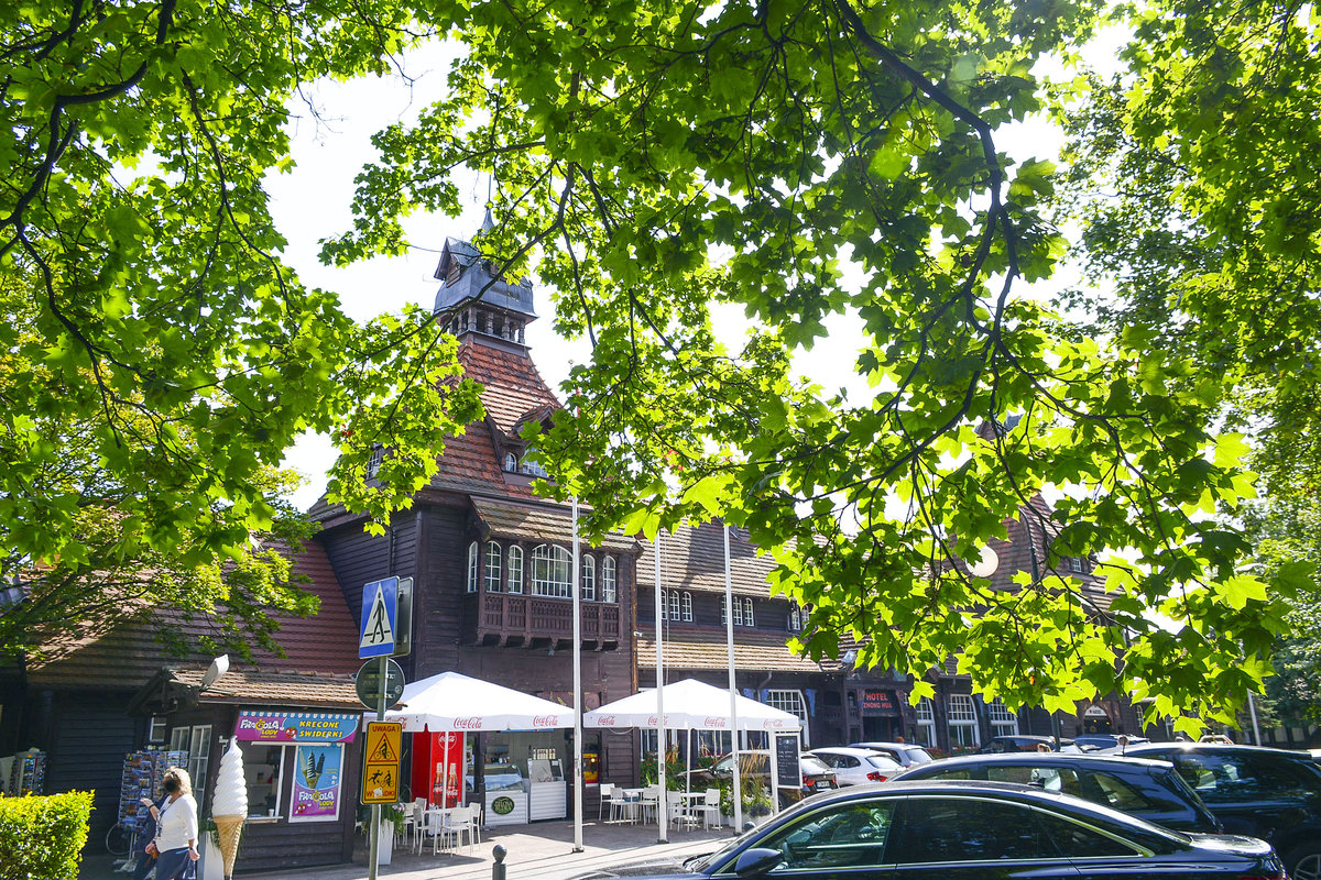 Blick auf Zhang Hua Hotel in Zoppot (Sopot) vom Kurpark aus gesehen. Aufnahme: 14. August 2019.