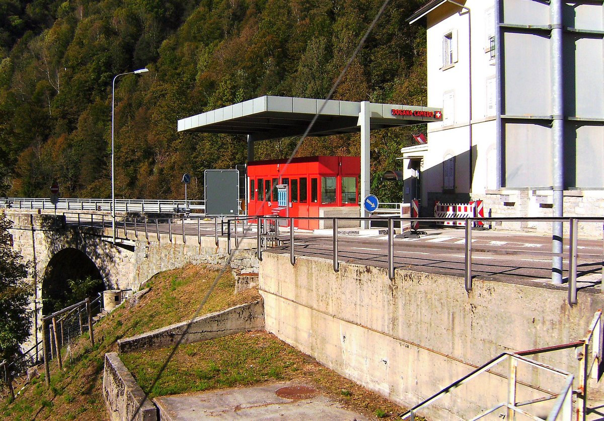 Blick auf das Zollgebude auf Schweizer Seite in Camedo - 14.10.2009