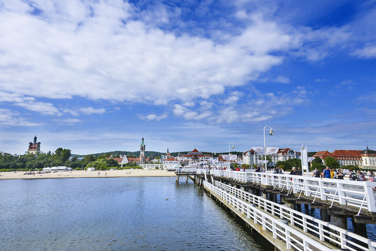 Blick auf Zoppot (Sopot) von der Seebrcke. Im Hintergrund (von links) ist die Evangelische Kirke, der Turm am Kurpark, Das Kurhaus und Casino zu sehen. Aufnahme: 15. August 2019.