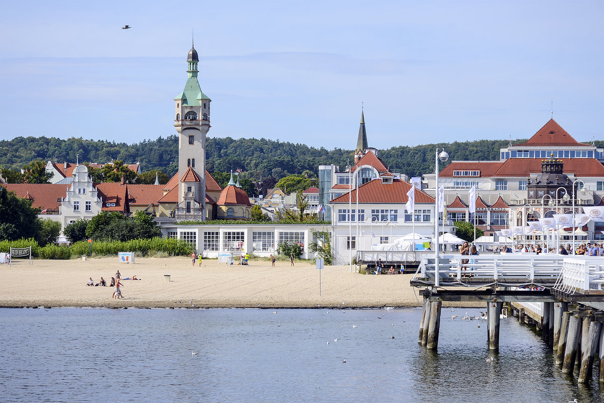 Blick auf Zoppot (Sopot) von der Seebrcke. Links im Bild ist der Turm am Kurpark zu sehen und im Hintergrund die Katholische Garnisonskirche St. Georg zu sehen. Aufnahme: 15. August 2019.