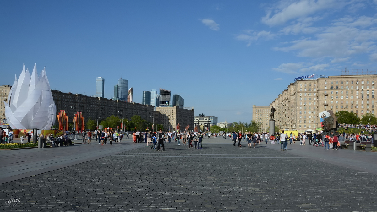 Blick auf den Zugang zum Siegespark Moskau mit dem Triumfbogen im Hintergrund. (Mai 2016)