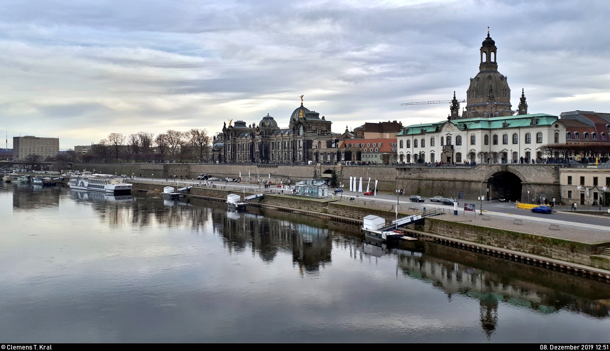 Blick von der Augustusbrcke auf das Dresdner Terrassenufer, gelegen an der Elbe, mit der Hochschule fr Bildende Knste, der Sekundogenitur und dem Turm der Dresdner Frauenkirche.
(Smartphone-Aufnahme)
[8.12.2019 | 12:51 Uhr]