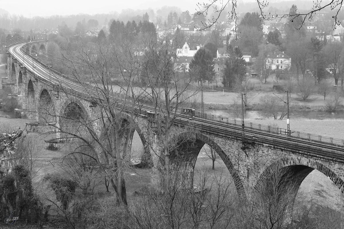 Blick aus das von 1913 bis 1916 erbaute Ruhrtalviadukt in Witten. (April 2018)