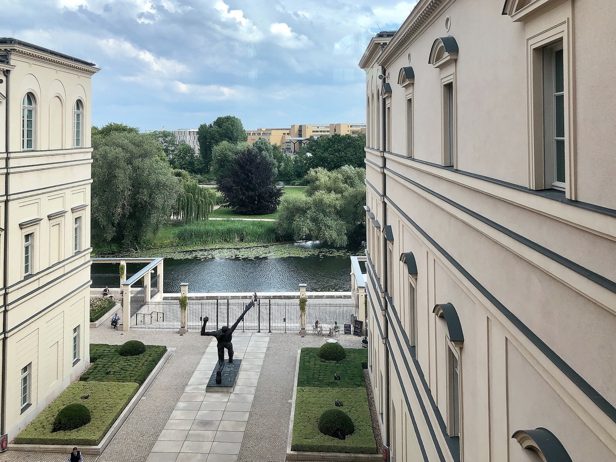 Blick aus dem Barberini Museum in Richtung des Innenhof, im Hintergrund die Havel in Potsdam am 02. Juli 2020