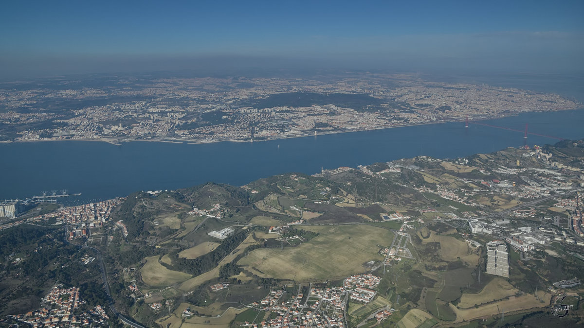 Blick aus dem Flugzeugfenster auf Lissabon. (Januar 2017)