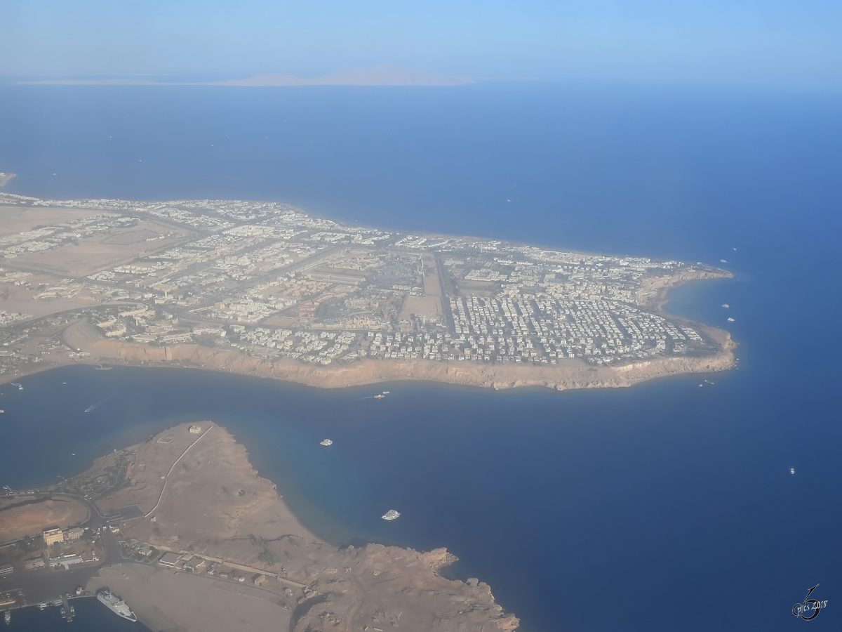 Blick aus dem Flugzeugfenster auf Sharm El Scheich. (Dezember 2018f)