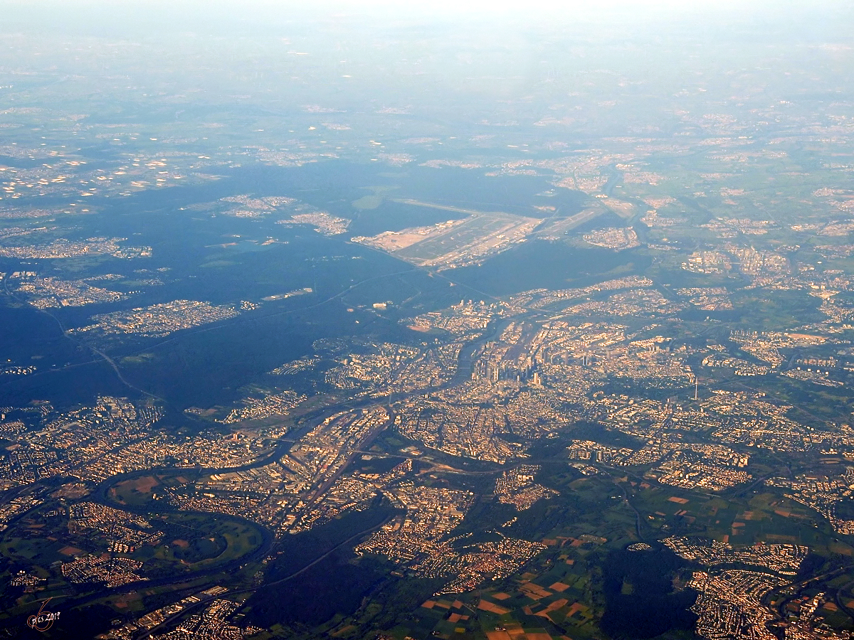 Blick aus dem Flugzeugfenster auf Frankfurt am Main. (Juni 2019)