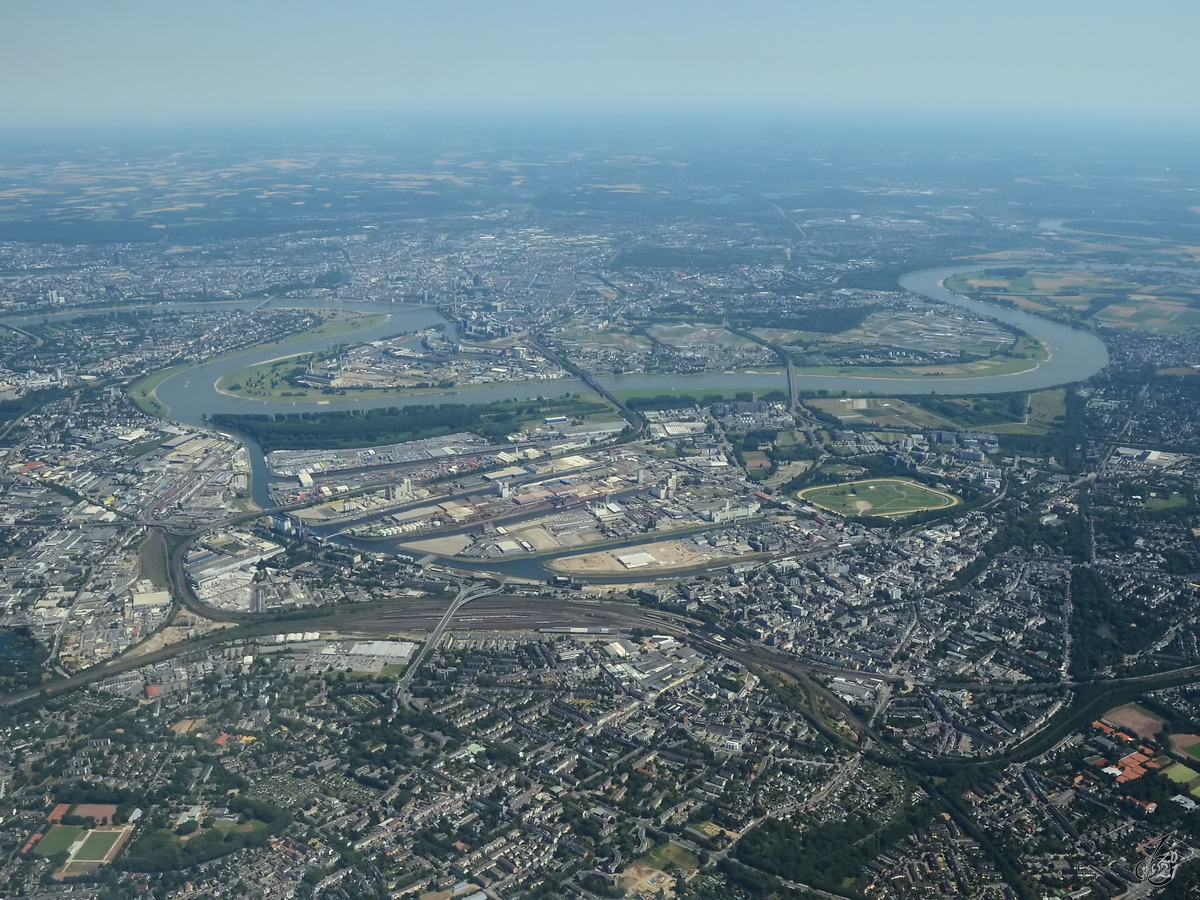 Blick aus dem Flugzeugfenster auf Dsseldorf, ziemlich zentral der Hafen. (August 2013)