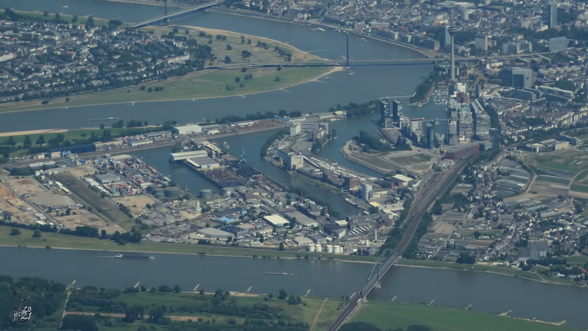 Blick aus dem Flugzeugfenster auf den Hafen in Dsseldorf. (August 2013)
