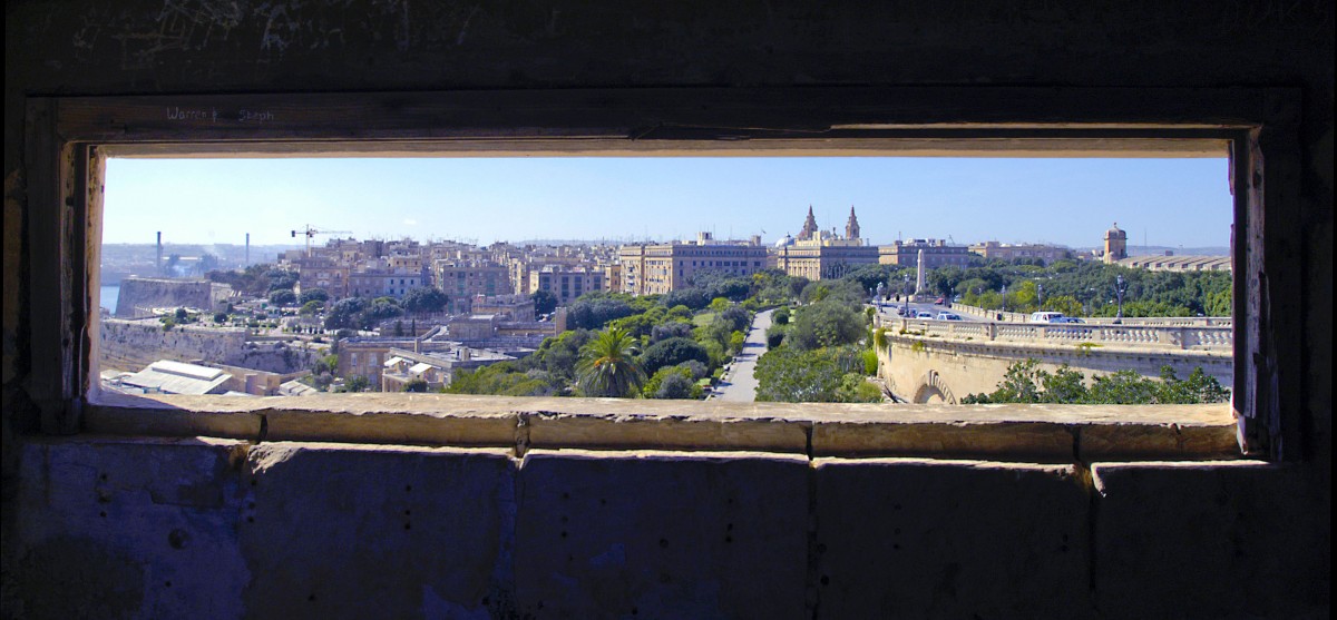 Blick aus der Festungsanlage an den Upper Barracca Gardens auf Valletta. Aufnahme: Oktober 2006.