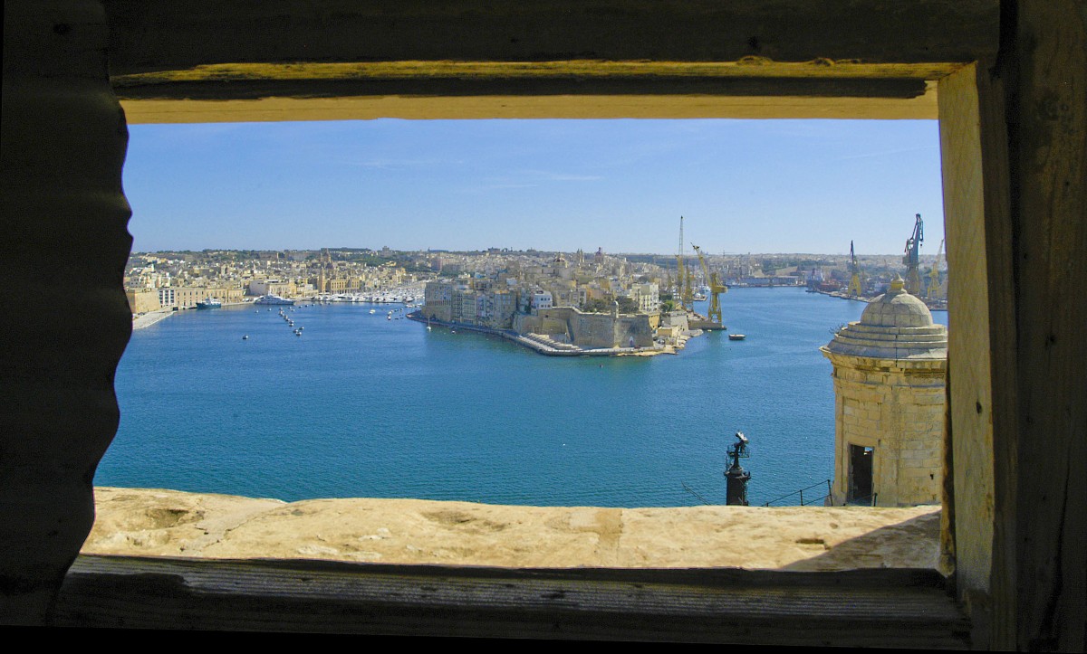 Blick aus der Festungsanlage an den Upper Barracca Gardens in Valletta auf Fort St. Angelo. Aufnahme: Oktober 2006.