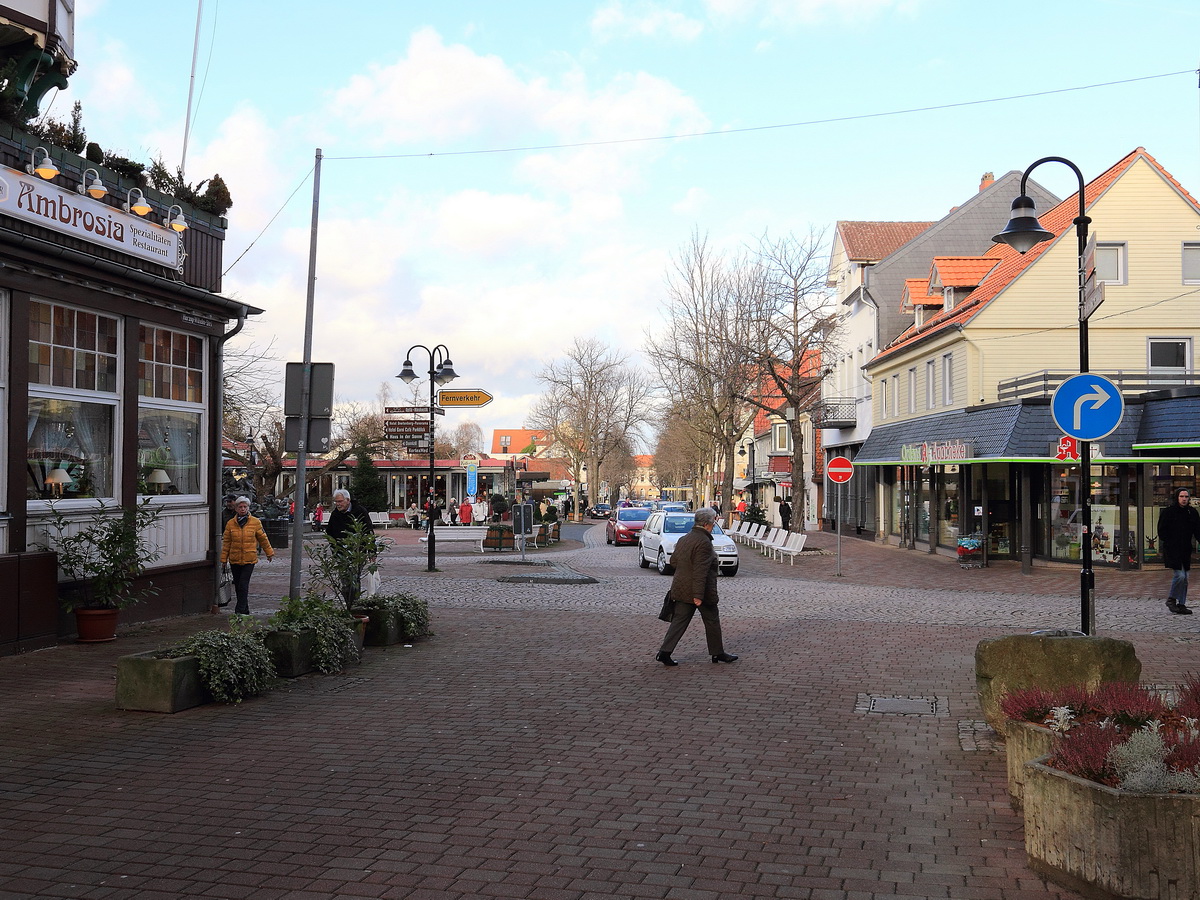 Blick aus der Fugngerzone in Richtung Bahnhof in Bad Harzburg am 23. Dezember 2015.